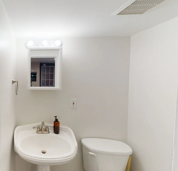 1/2 bath - 4322 14th St NW