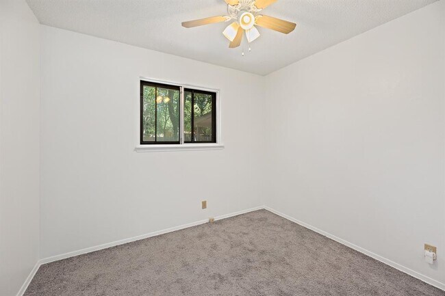 Building Photo - 806 Easy Day Cove