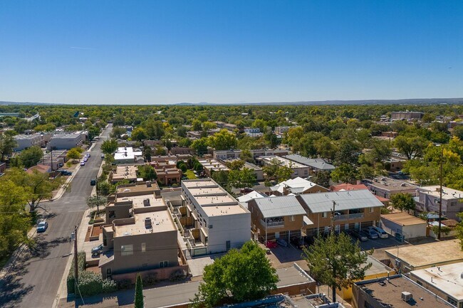 Building Photo - GREAT NEWER TOWNHOME DOWNTOWN!!!!!!