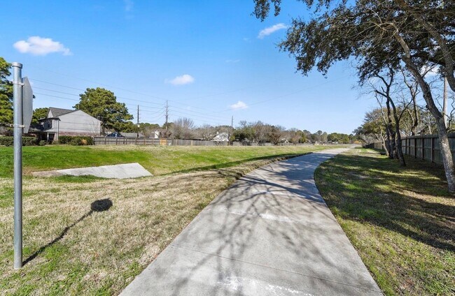 Building Photo - 16906 Scenic Lakes Way