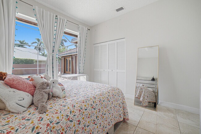 Building Photo - 10599 St Thomas Dr