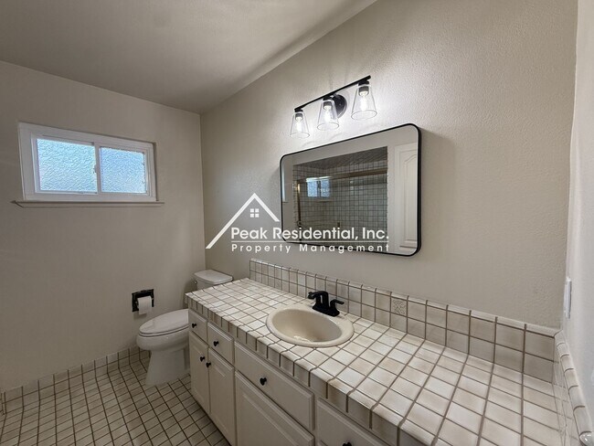 Building Photo - Spacious 3bd/2ba Carmichael Home With Sun Room