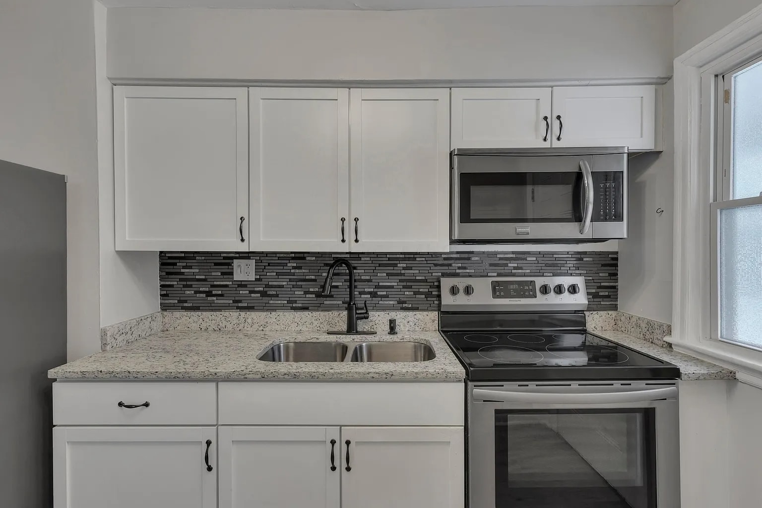 Building Photo - 354 N Roosevelt Ave