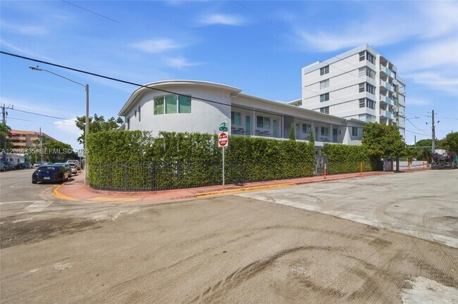 Building Photo - 319 NE 80th St