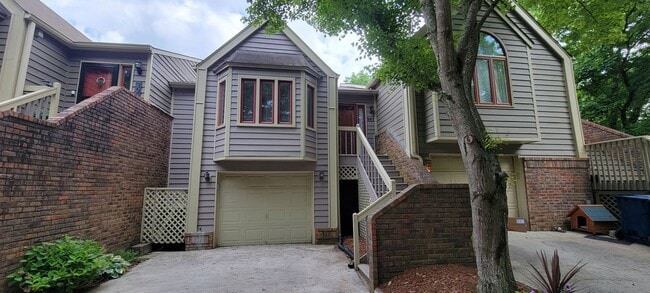 Building Photo - 2 Bed/ 2.5 Bath Townhouse