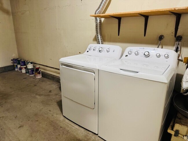 Building Photo - Wonderful, single level townhome w/attached garage available for move-in now!