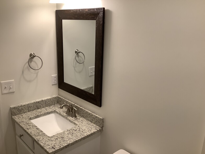 Building Photo - 5283 River Ridge Dr