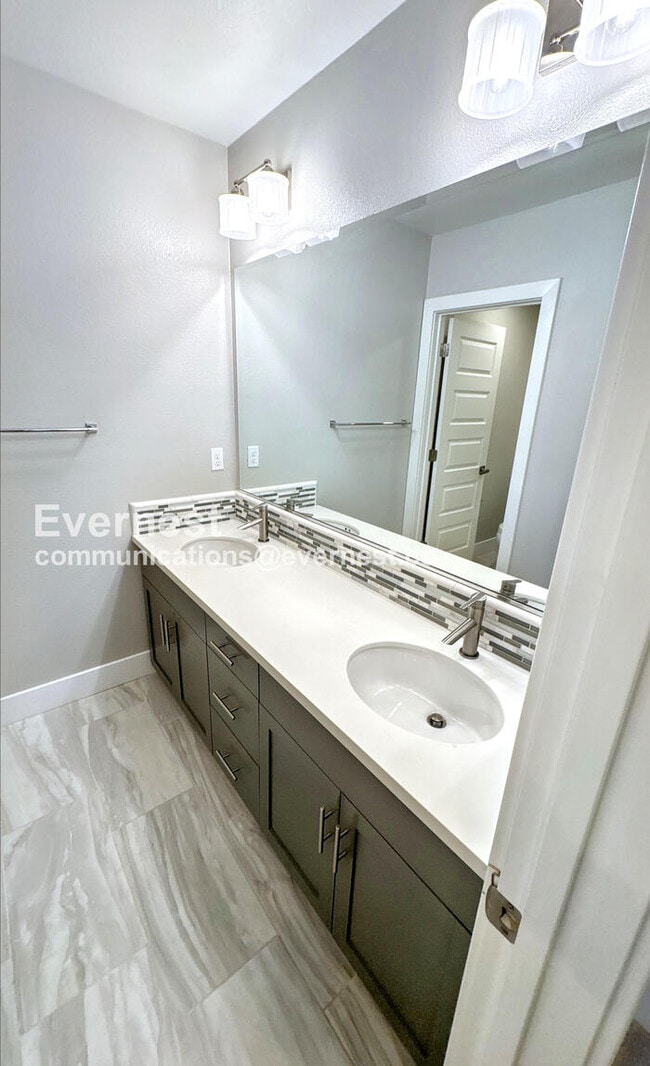 Building Photo - 404 Longden Ave