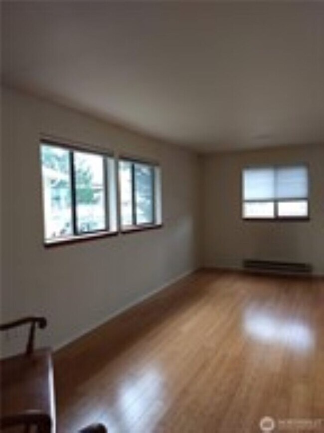 Building Photo - 285 SE Croston Ln