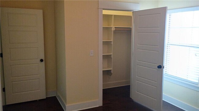 Building Photo - 1610 Sweetbriar Way