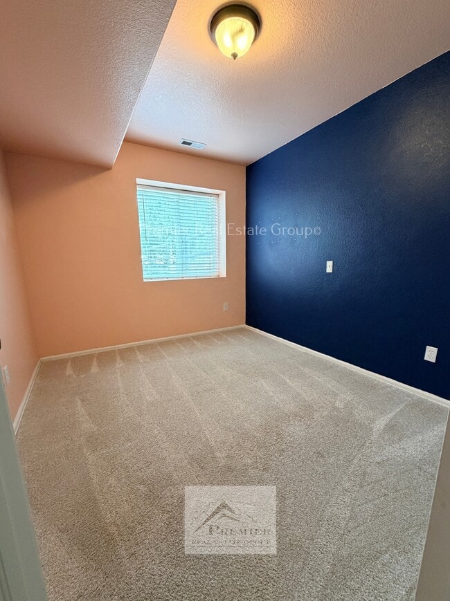 Building Photo - 7927 Buschborn Rd