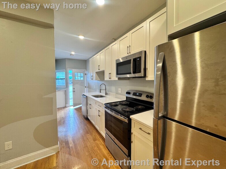 Building Photo - 246 Main St