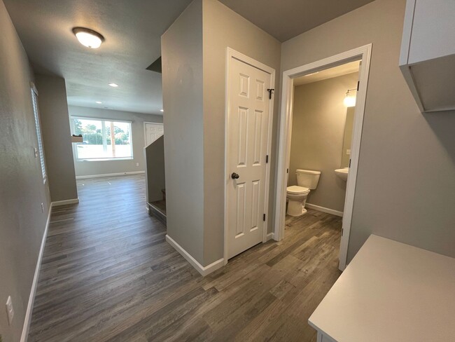 Building Photo - Exquisite 3-Bedroom Home with Modern Elegance and Scenic Views!