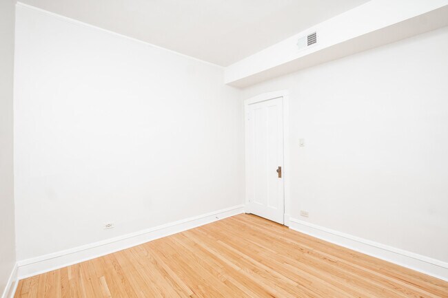 Building Photo - 2136 N Avers Ave