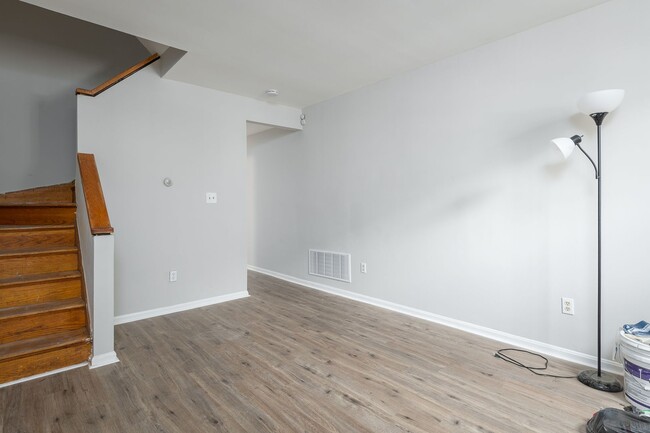 Building Photo - TAKE A SECOND LOOK AT THIS END-UNIT TOWNHOME