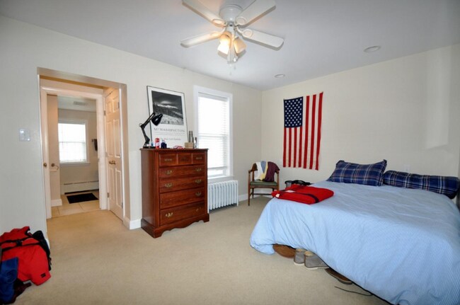 Building Photo - Spacious Fully Renovated 4BR Home with 2 Full Baths – Prime Manayunk Location!