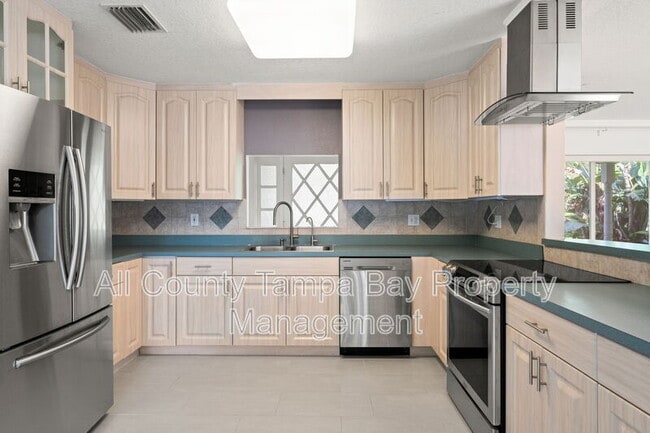 Building Photo - 2725 N Myrtle Ave