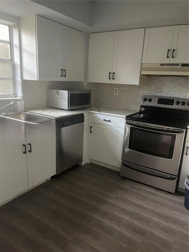 Building Photo - 12390 SW 51st Pl