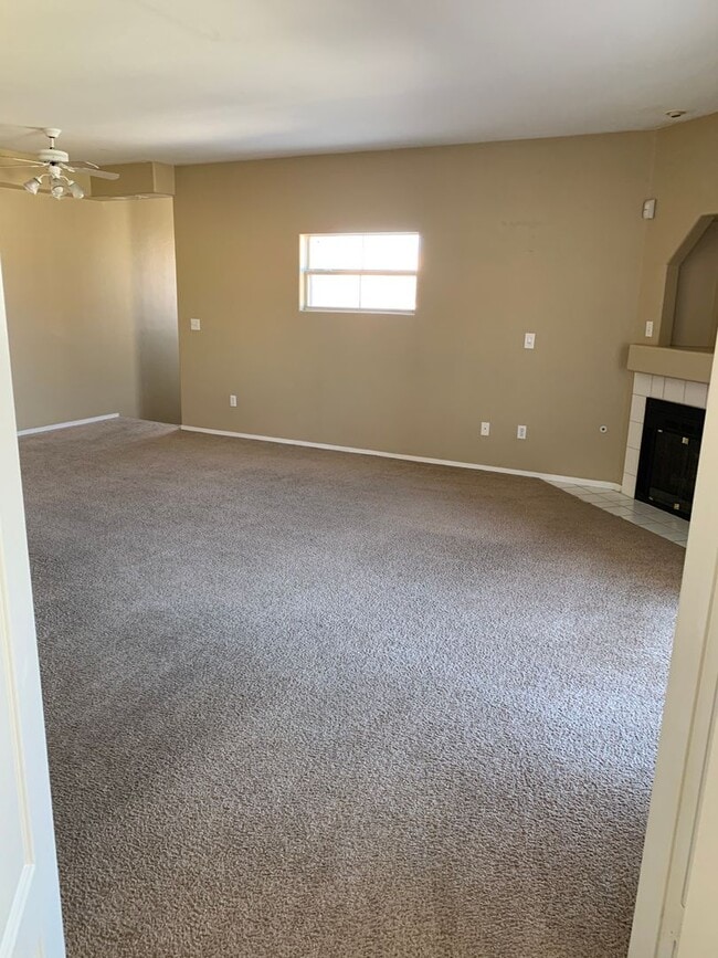 Building Photo - 3 Bedroom Condo in the Northwest