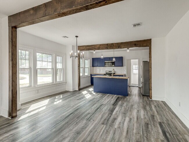 Building Photo - Beautifully Updated Bungalow!