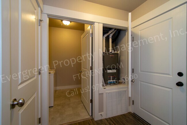 Building Photo - 2715 Iowa Dr