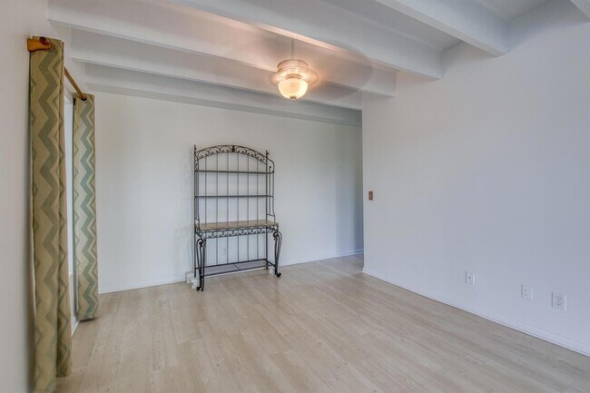 Building Photo - 1520 Lake Ave