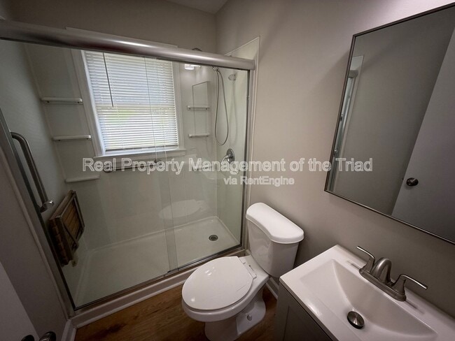 Building Photo - 828 Circle Dr