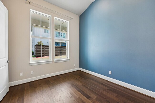 Building Photo - 708 Wooster Ln