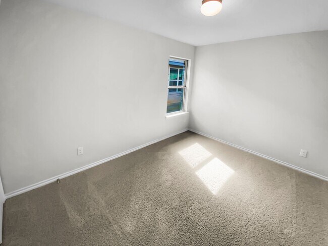 Building Photo - 10008 Ginkgo Ln