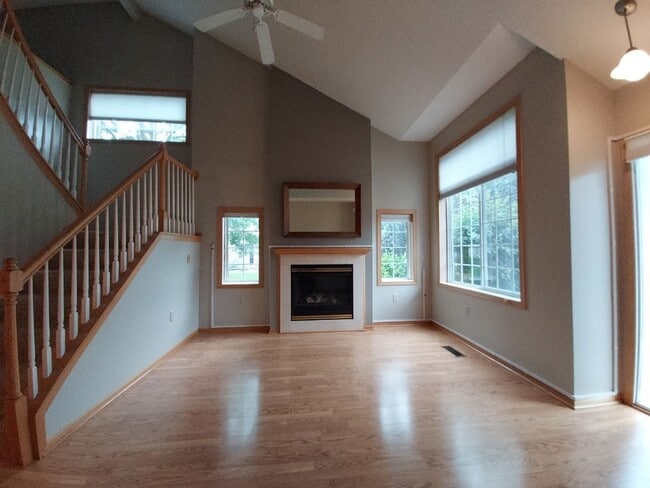 Building Photo - 2 Bedroom 1.5 Bathroom End Unit Townhome in Hudson