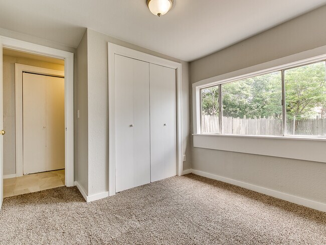 Building Photo - Updated DUPLEX- Minutes away from The Plaz...