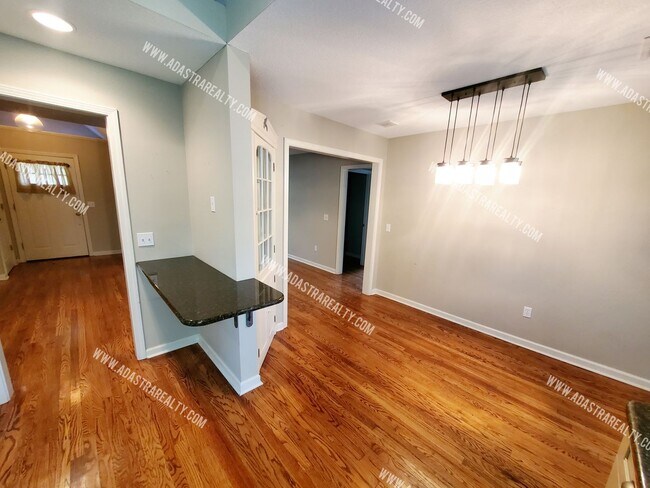 Building Photo - 5428 Maple St