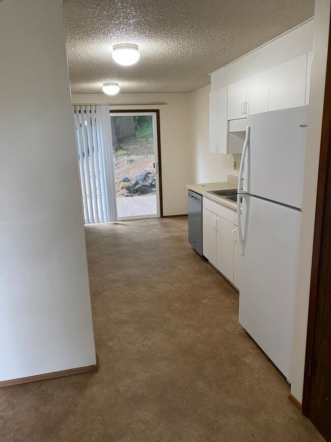 Building Photo - 3 bedroom 1.5 Bath Tandem Home!