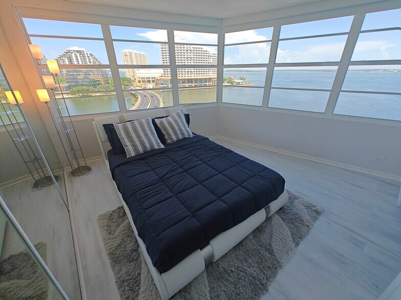 Building Photo - 801 Brickell Bay Dr