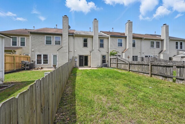 Building Photo - 2048 Lyndora Rd