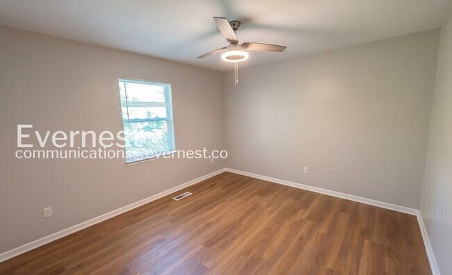 Building Photo - 3 Bed/2 Bath Home with Fenced Yard / Available Now!