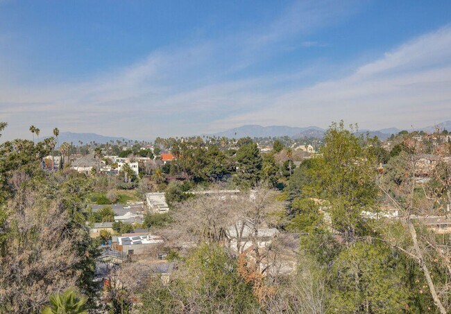 Building Photo - Bright and Spacious 2 Bed/ 2 Bath with Private Balcony, Views, In Unit Laundry and Parking in the...