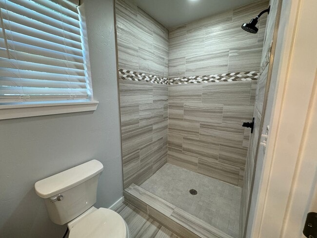 Building Photo - Move in special: Guthry Beautiful 3 bedroom