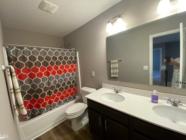Building Photo - 5668 Grosbeak Dr