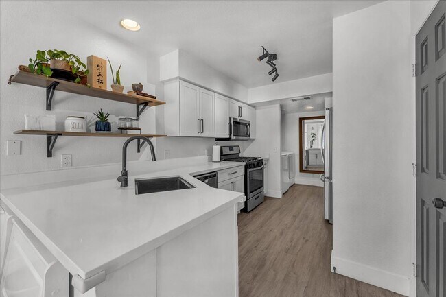 Building Photo - Modern 3-Bed Home in Green Valley – Beauti...