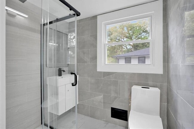 Building Photo - 2271 Cresta Dr