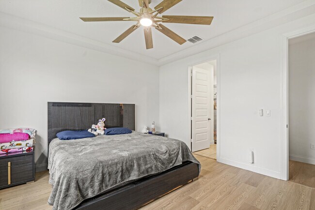 Building Photo - 8906 Dahlia Cir