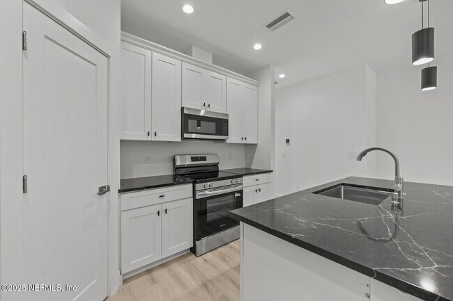 Building Photo - 213 Deportivo Dr