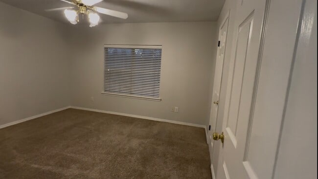 Building Photo - 408 Hidden Oaks Cir