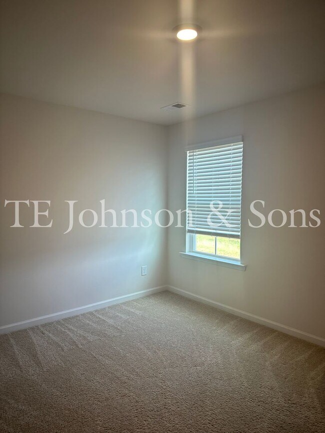 Building Photo - Spacious 4 Bedroom Home in Lexington – Modern Amenities and Comfort Await!