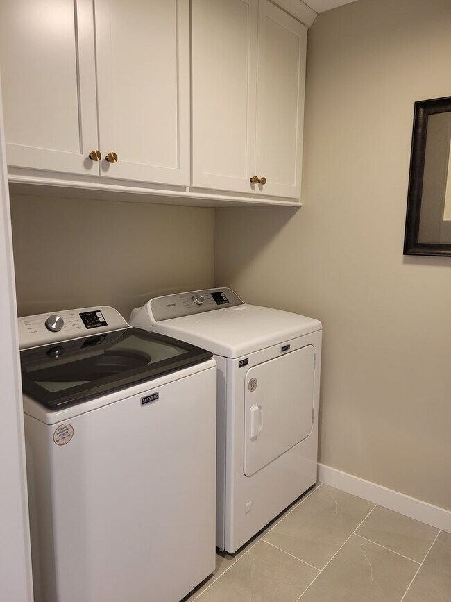 Building Photo - Executive Luxury Rentals