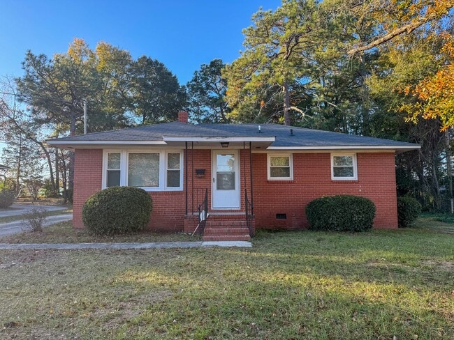 Primary Photo - Charming 3 Bed 1 Bath Home Conveniently Located in Fayettevile