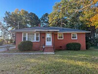 Building Photo - Charming 3 Bed 1 Bath Home Conveniently Located in Fayettevile