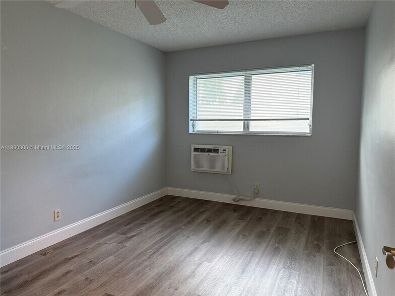 Building Photo - 2020 NE 51st Ct