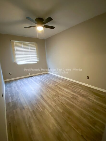 Building Photo - 10802 W Carr Ave